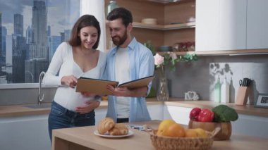 Beyaz, genç ve mutlu bir çift. Sevgilisi ve elinde aile albümü olan hamile bir çift. Birlikte çocuk fotoğraflarına bakmaktan zevk alıyorlar. İlişki anları.