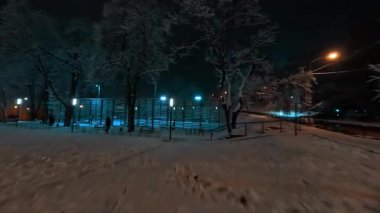 Güzel şehirde FPV uçuşları, karlı donmuş caddelerin ve evlerin üzerinde uçmalar. Gezi turu. İlham. Kış tatili şehirleri.