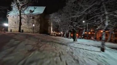 Güzel şehir merkezinin güzel insansız hava aracı manzarası. Soğuk bir akşamda karlı sokaklar. Kış tatili Şehir manzarası. FPV konsepti.