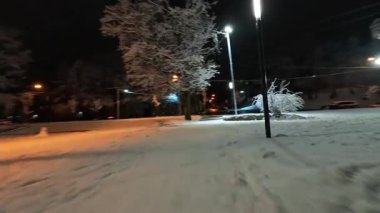 FPV, karla kaplı güzel şehir sokaklarının insansız hava aracı görüntüleri. Karlı şehir manzarası. Tatil havası. İlham.