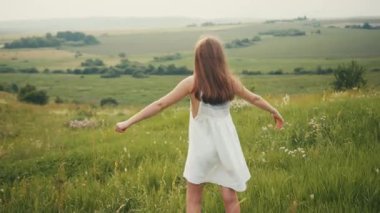 Büyüleyici beyaz elbisesi ve kaldırma gücü olan okul kızıyla takdire şayan yeşil bir manzara. Yüzü olmadan. Açık havada. Yaz geldi, nefes al, nefes ver, şehir dışında.