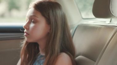 Güzel gülüşü olan ve kameraya bakan muhteşem küçük kızın yakın çekim görüntüleri. Dişi ergen. Göz kamaştırıcı bir gülümseme. Yaz zamanı. Yalnız.