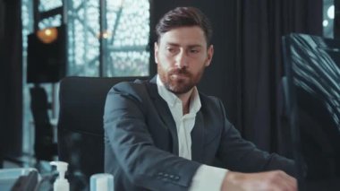 Üzgün bir ofis çalışanı Coronavirus krizi yüzünden kovulmuş ofis eşyalarıyla dolu bir kutu hazırlıyor.