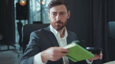 Genç bir ofis çalışanı, Coronavirus krizi nedeniyle kovulan ofis eşyalarıyla dolu bir kutuyu paketliyor.