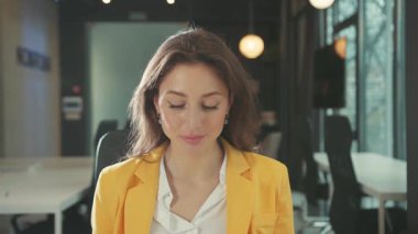 Portre güzel genç ofis kadını, virüslere karşı yüz maskesi takarak çevrimiçi öğretim videosu sunuyor. İş adamları. Sağlık Hizmetleri.