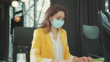 Masaüstü bilgisayarında çalışan sağlıksız genç bayan çalışanlar aniden ofiste kötü öksüren koronavirüs semptomlarını hissediyorlar. Salgın. Sağlık sorunları.