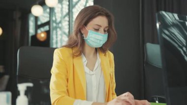 NEW YORK - 28 Mart 2020: Zavallı beyaz iş kadını iş yerinde öksürürken kötü grip belirtileri gösteriyor. Coronavirus çarpması. Sağlıksız.