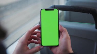 Lviv, Ukrayna - 19 Mayıs 2018: Tramvay krom anahtar akıllı telefon teknolojili cep telefonu teknolojili cep telefonlu cep telefonlu cep telefonlu cep telefonlu cep telefonlu bir kadının el ele tutuşunun görüntüsü