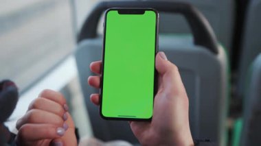 Lviv, Ukrayna - 19 Mayıs 2018: Tramvay krom renkli yeşil ekranlı cep telefonu teknolojili cep telefonu ile cep telefonlu bir kadının cep telefonu görüntüsü