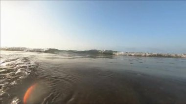 Büyük dalgalarla muhteşem derin mavi deniz manzarasının yarısı su altında. Güzel okyanusun su yüzeyi görüntüleri. Yaz etkinliği. Yüzme. Tatil.