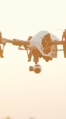 Bir dron gün batımında canlı çiçeklerin üzerinde süzülür, doğanın güzelliğini ve renklerini yakalar. İzleyiciler, sakin ve açık havaya dalmaya davet edildiler.
