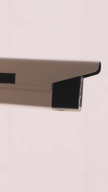 Pürüzsüz ve modern bir görünüm mimari dünyasında etkileyici bir minimalist tasarım sergiliyor.