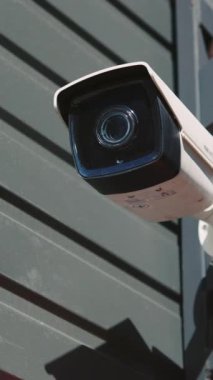 Kapsamlı gözetim ve etkin koruma için yüksek çözünürlüklü bir dış güvenlik kamerası ustalıkla yerleştirilmiştir.