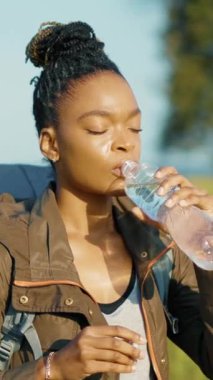 Genç bir kadın doğanın güzelliğini neşeyle kucaklıyor, maceraperest ruhunu açık havada sergiliyor.