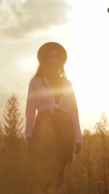 Bu huzurlu günbatımında, bir kadın arabasının yanında duran ve sonra şarapla rahatlayan, huzurlu bir tarlada huzurlu bir anın tadını çıkarır.