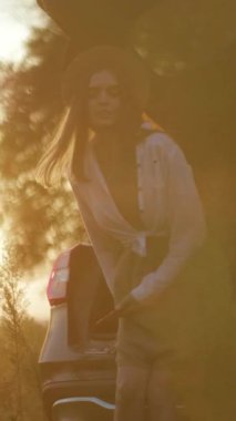 Gün batımında bir kadın yolculuğu, sükuneti yansıtan manzaralı bir alanda gerçekleşir. Arabayla, telefonuyla çelişiyor. Dengesini gösteriyor.