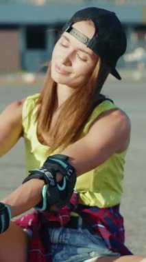 Video, bir kadının rahatlamadan paten hazırlamaya geçişini gösteriyor. Kaykayın üzerine oturmaya başlıyor, sonra paten kaymadan önce üzerine kafa yoruyor, odak ve heyecanı somutlaştırıyor.