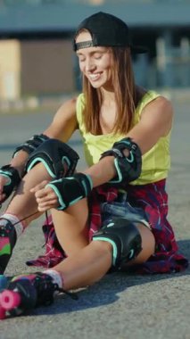 Bir kadın heyecanlı bir paten günü için vites yükseltir, patenlerini kararlılıkla bağlar ve macera için beklenti yaratır.