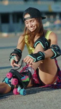 Bu dinamik videoda, bir kadın eğlenceli bir paten gününe hazırlanıyor, heyecanlı bir şekilde patenlerini bağlıyor, neşe ve beklentilerini gösteriyor.