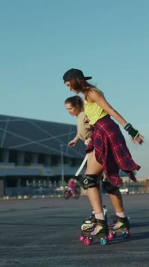 Paten kaymanın heyecanını canlı bir videoda yaşayın. Manzaralı yerlerde süzülen, neşe veren, yoldaşlık ve açık hava eğlencesi.