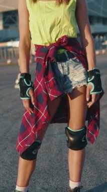 Bu enerjik videoda, şık paten ve koruyucu giysili genç bir kadın sokaklarda kendine güvenini ve modasını sergiliyor.