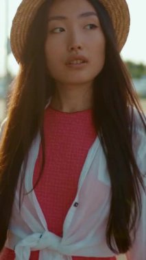 Bu şık bir yaz giysisi. Giysileri bağlayan bir tişört. Sıradan geziler ve etkinlikler için mükemmel.