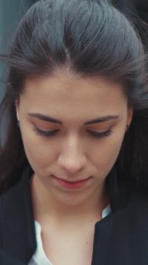 Uzun saçlı genç bir kadın, sakin ve sakin bir ortamda derin bir iç gözlem sergiliyor.