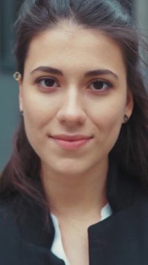 Düşünceli ve düşünceli bir kadın derin düşüncelere dalmış, modern bir şehir ortamında kaybolmuştur.