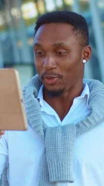 Şık bir adam özel bir anın tadını çıkarırken tabletiyle canlı bir ortamda güzel görüntüler yakalıyor.