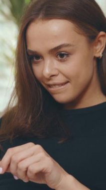 Uzaktan kumandalı iş yaşam tarzını somutlaştıran, rahat bir dizüstü bilgisayarla çalışan birinin rahat bir sahnesi..