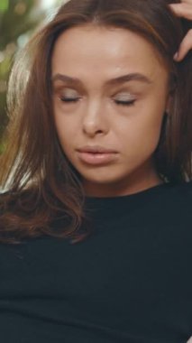 Çok düşünceli bir kadın derin bir bakışla engin mesafeye bakar. Yumuşak, doğal ışıkta güzel bir şekilde yakalanır.