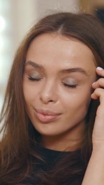 Zarif bir makyaj sergileyen, hafif bir ışıkta parıldayan, sakin ve güzel bir kadın portresi.