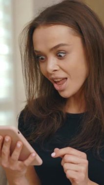 Genç bir kadın, yaşam tarzı eğilimleriyle birlikte modern bağlantıyı somutlaştıran akıllı telefonuna derinden odaklanmıştır.