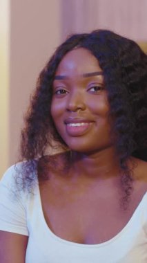 Düşünceli bir kadın, derin bir yansıma ve tefekkür anı göstererek uzaklığa bakar.