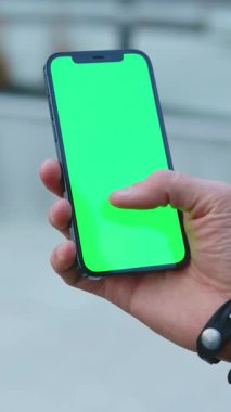 Uygulama geliştiricileri ve grafik tasarımcıları için mükemmel uyan canlı, yeşil bir ekran gösteren modern bir akıllı telefon.