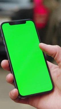 Uygulama demoları ya da grafik tasarım projeleri için ideal yeşil ekran ekranlı akıllı telefonu bir el tutar