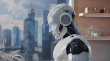 Pencereden dışarı bakan beyaz insan benzeri robotun yakın çekimi. Akıllı düşünme makinesi. Modern mutfaktaki kameraya bakan bir cyborg portresi. Gündüz vakti, içeride.