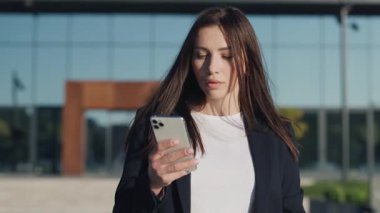 Güler yüzlü genç ve çekici bir kadın şehir merkezinde gün ışığında telefonla yürüyor. Etrafına bir bak. Cep telefonu olan bir portre kızı. Yavaş çekim