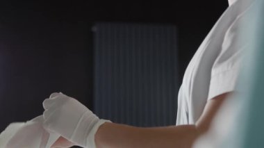 Modern klinikte beyaz eldiven giyen ellerinizi kapatın. Sağlık koruma konsepti. Hastanedeyiz. Yavaş çekim