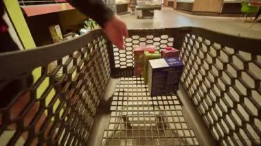 Yiyecek dolu bir alışveriş arabasının yakın görüntüsü. Süpermarkette alışveriş yapma zamanı geldi. Enflasyon. Tüketici sepeti. Kriz. Satın alma gücünde azalma