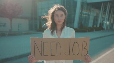 Yüz tanıma. Geleceğe. Yüz tanıma. Dışarıda İşsizlik Gösteren Güzel Kadın 'ın Biyometrik 3D Yüksek Teknoloji Taraması. Finansal kriz. İşsizlik Kurumu.