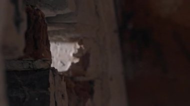 Bu, üzerinde eşsiz dokusunu ve ışık oyununu gösteren tuğla bir duvarın detaylı bir yakın çekimi.