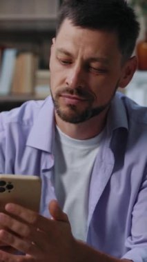 Düşünceli bir adam günlük giysiler içinde, hayatının önemli ve anlamlı bir anını derin bir şekilde yansıtıyor.