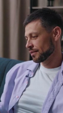 Yansıtıcı bir beyefendi rahat bir ortamda rahat bir şekilde oturur, sessiz bir iç gözlem ve tefekkür içindedir.