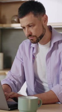 Son derece odaklanmış bir birey üretken bir işe girişirken aynı zamanda evin rahatlığında lezzetli bir fincan kahvenin tadını çıkarıyor.