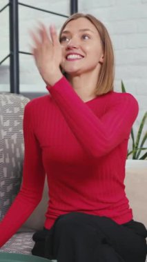 Ciddi bir genç kadın, şık, çağdaş ve modern çalışma alanındaki önemli görevine derinden bağlıdır.