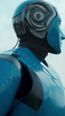 Pürüzsüz mavi robotik zırh, karmaşık tasarımını ve etkileyici modern teknolojisini gözler önüne seriyor.