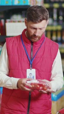 Canlı bir perakende satış ortamında envanteri ustalıkla yöneten ve düzenleyen kendini işine adamış bir borsacı.