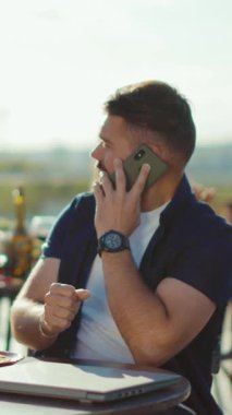 Genç bir adam dışarıda otururken bir telefon görüşmesi yapmış. Sıradan ama profesyonel bir hava yayıyor..