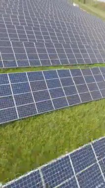 Bu video yeşil alandaki güneş panellerini gösteriyor. Havadan bakıldığında, yenilenebilir enerjiyi doğayla harmanlayarak düzenleri vurgulanıyor.